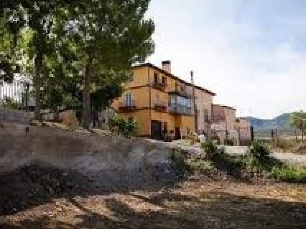 Muere un agricultor al precipitarse con el tractor en el núcleo de Pociello