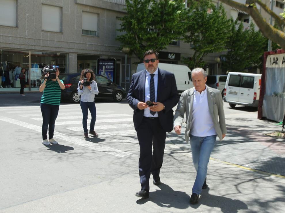 Los miembros del Consejo de Administración del Huesca llegan a la reunión para analizar la situación e iniciar la planificación