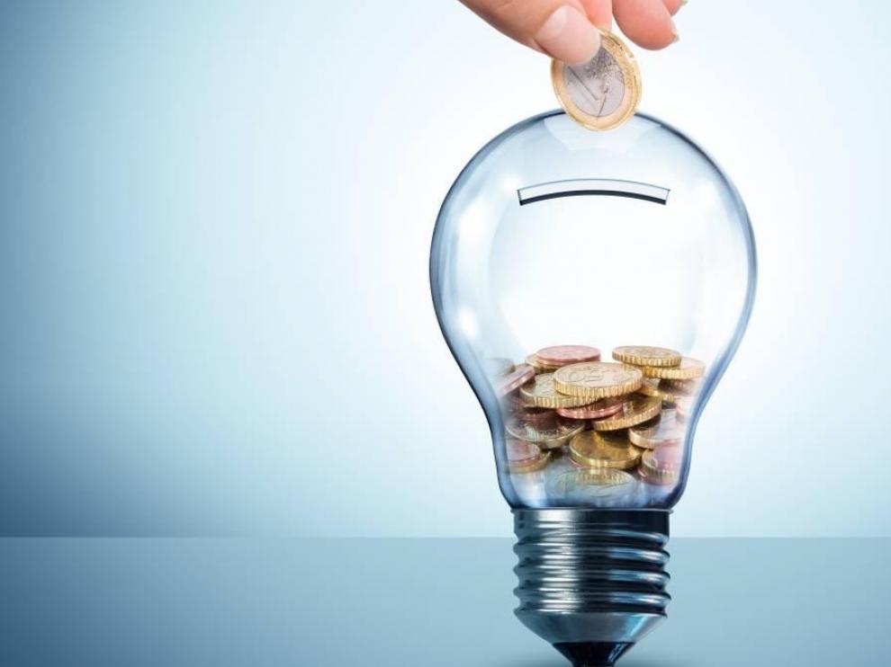 El recibo de la luz baja 5 % en mayo y es un 8,7 % más barato que hace un año