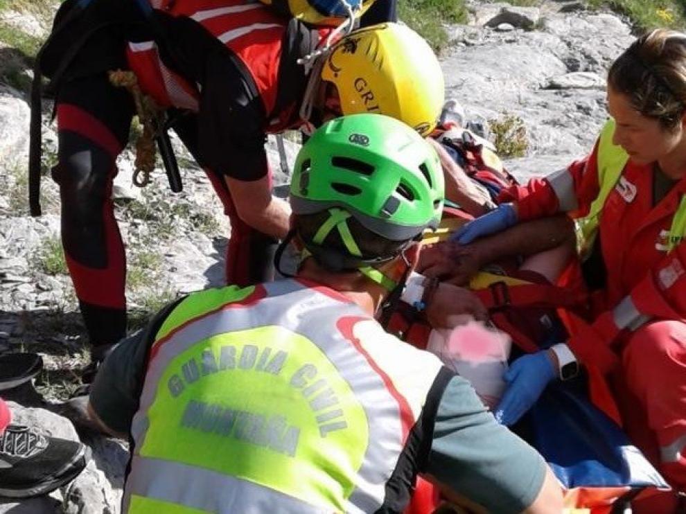 Un forestal herido al precipitarse diez metros en Añisclo