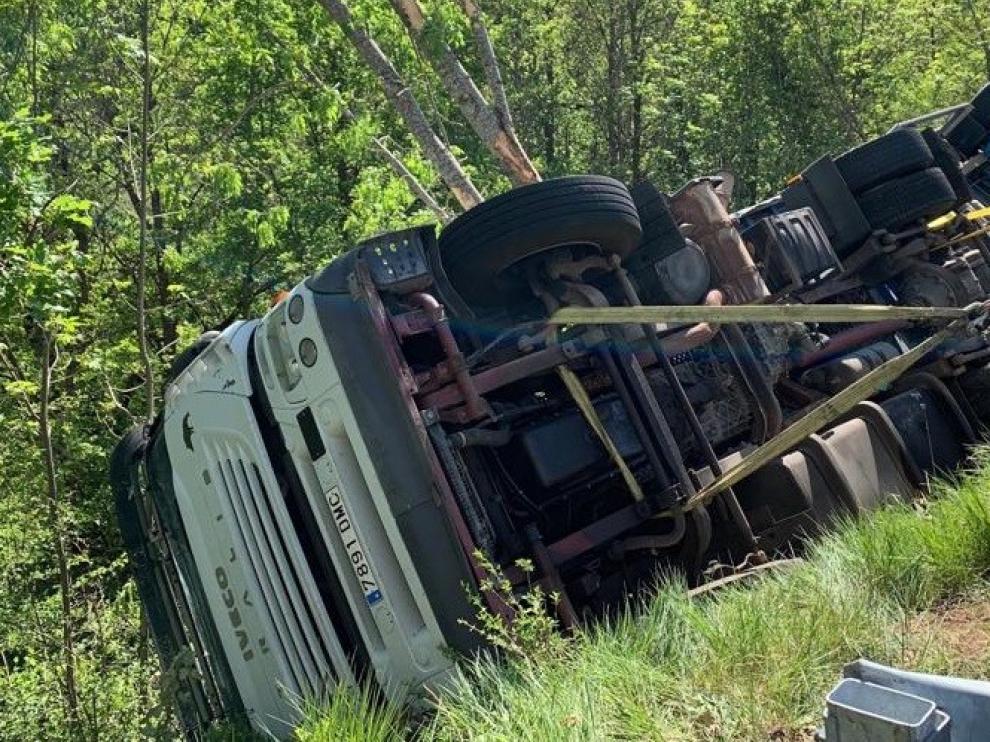 Muere un camionero al caerle la carga encima tras un accidente en la N-260