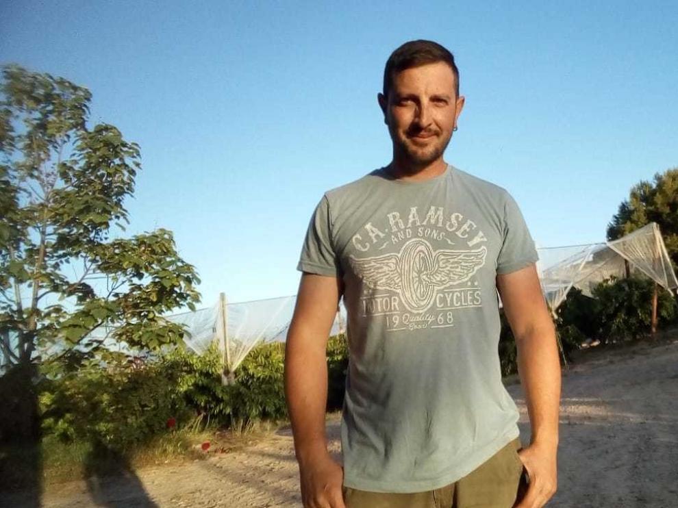 Sergio Saló, agricultor de Fraga: "Aposté por las abejas porque con los cerezos era imposible la inversión"