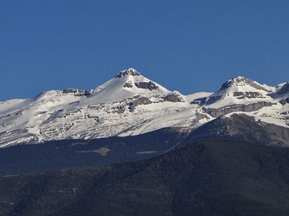 Muere un montañero vasco de 49 años al resbalar por un nevero en el pico Collarada