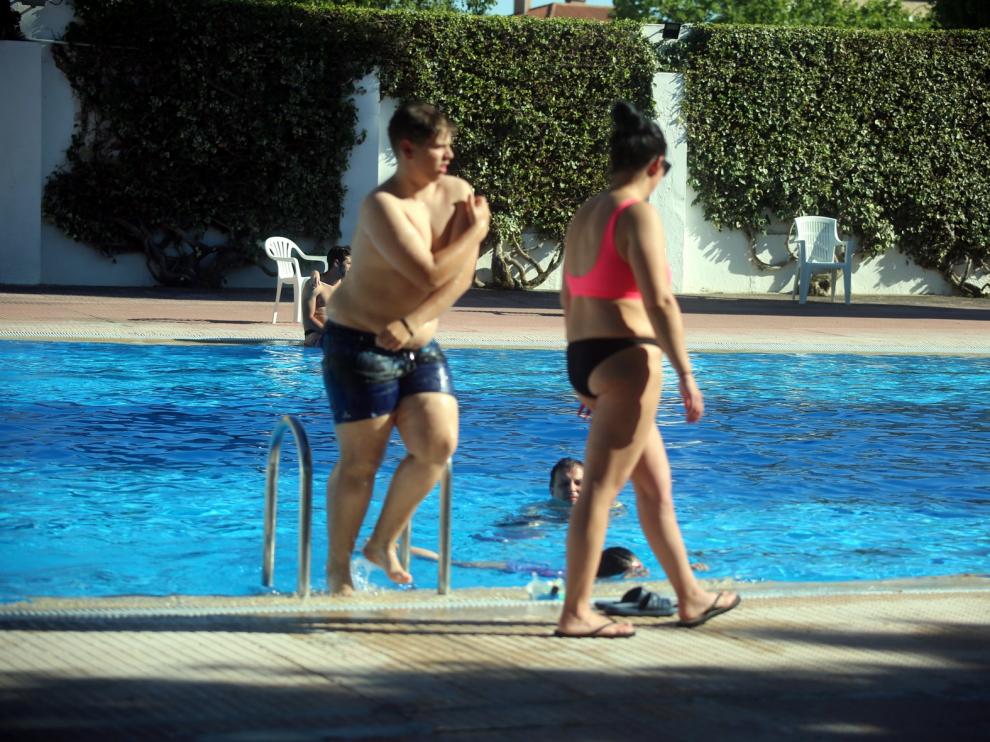 Más de 200 personas al inicio de la temporada estival de piscinas en Huesca