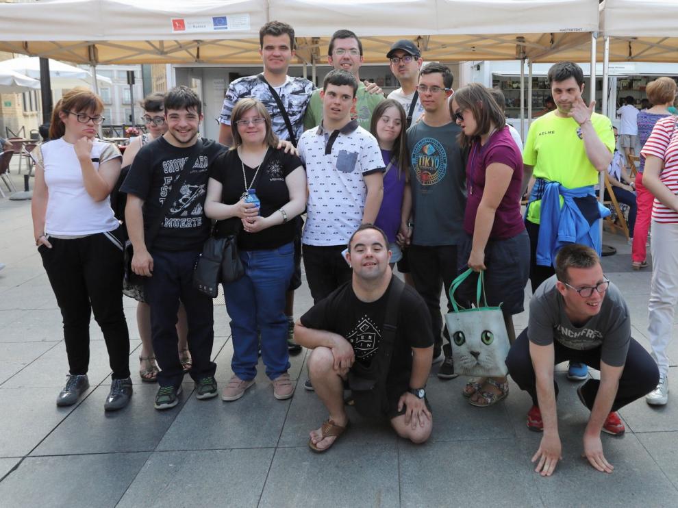 Los jóvenes de Down Huesca le ponen corazón y poesía a la Feria del Libro