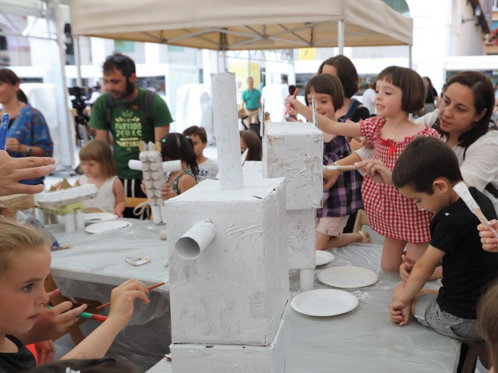 El artista oscense Antonio Santos fomenta la imaginación con animales y robots