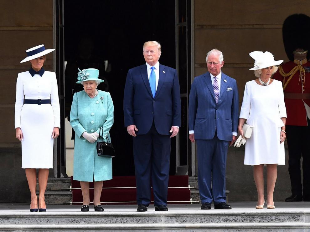 La reina Isabel II recibe a Trump en el palacio de Buckingham