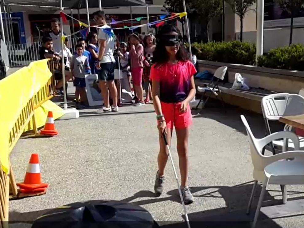 Los escolares de Huesca "se ponen en la piel" de las personas con discapacidad visual