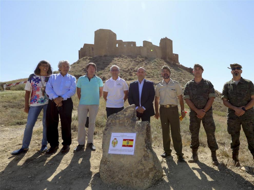 Un monolito une la historia del Castillo de Montearagón y el Cuartel Sancho Ramírez