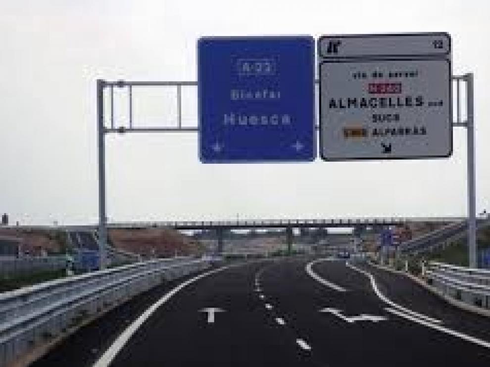 Un herido un hombre en la autovía A-22 tras salirse de la vía en Monzón y volcar un tractocamión