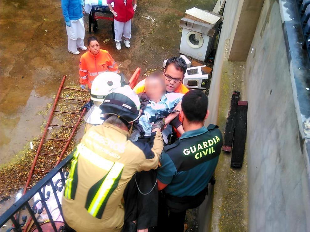 Se queda atrapado en las rejas de una valla al ir a atender a sus gatos en Morata de Jalón
