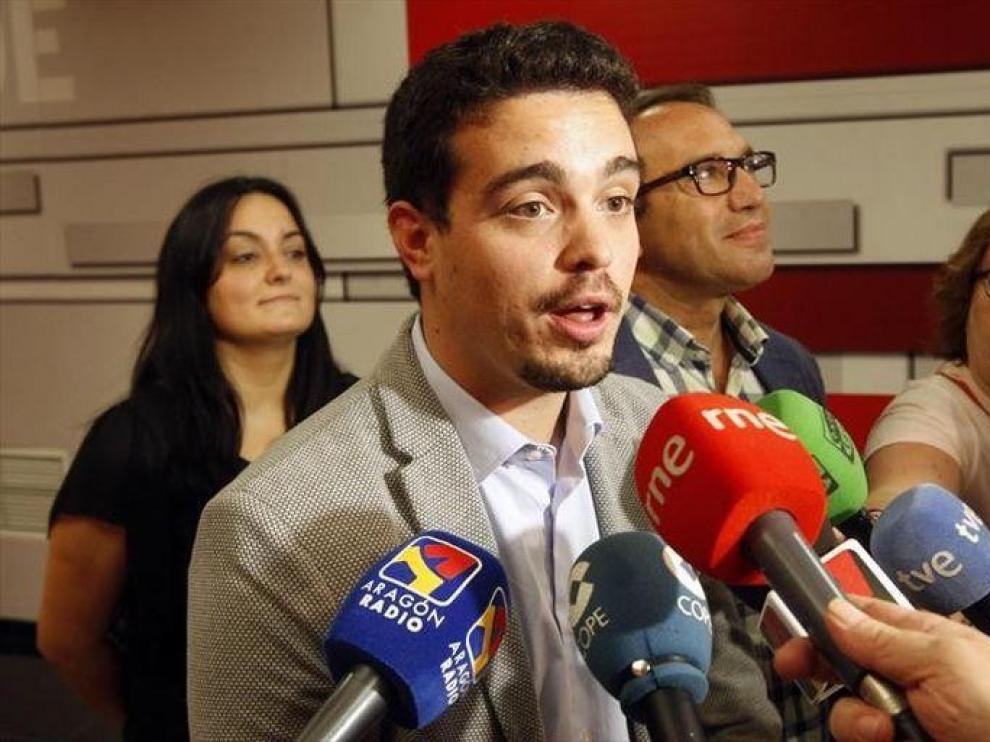 El PSOE abre contactos para un gobierno alternativo a la derecha