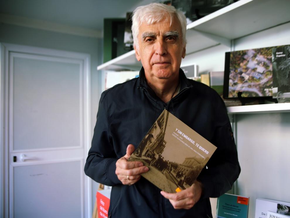Julio Alvira, un experto escritor de libros de temática local que aprovecha el escaparate de la Feria