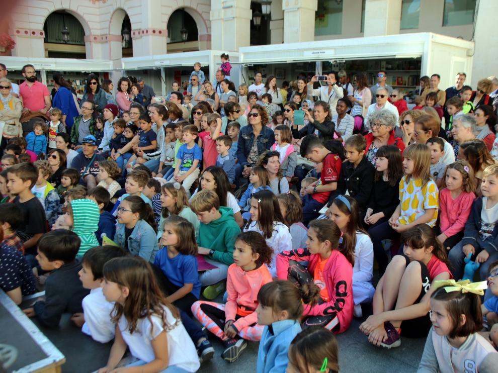 "Los niños y niñas también cuentan" llena la plaza del Mercado