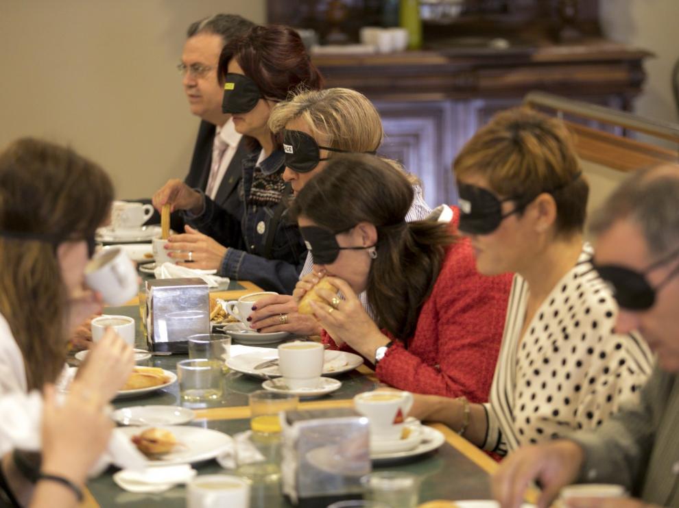 Desayuno a ciegas en Huesca: ponerse en la piel de las personas con discapacidad visual te abre los ojos