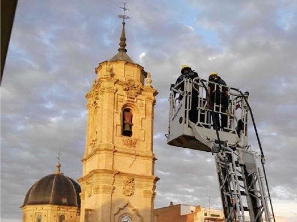 Las fuertes rachas de viento obligan a los bomberos a asegurar un tejadillo en la calle San Orencio de Huesca