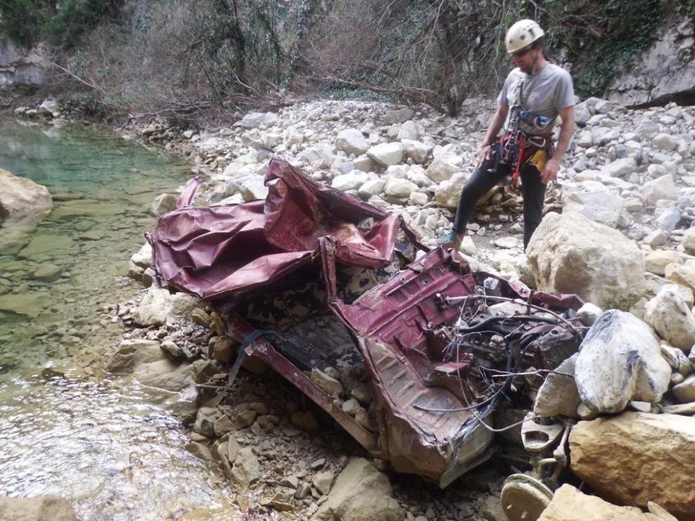 Espeleólogos retirarán los restos de un coche accidentado en la Foz de Fago