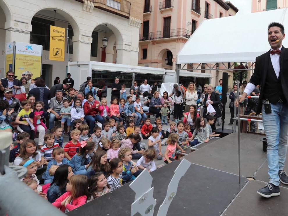 Civi-Civiac llena la Feria del Libro de Huesca de magia