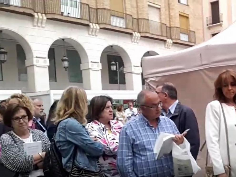 López-Otín forma una cola de récord en la Feria del Libro de Huesca