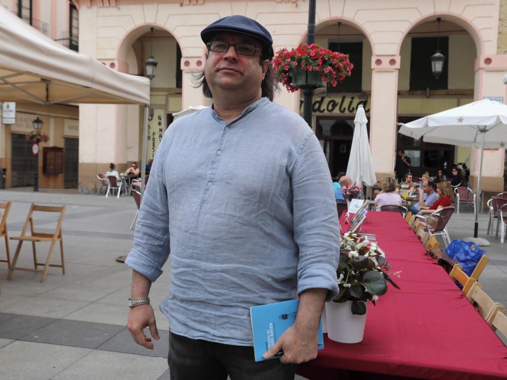 El autor cubano Dolan Mor muestra su amor por la poesía en Huesca