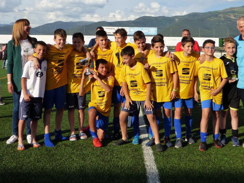 Los equipos locales se llevan el trofeo de fúbtol base en Sabiñánigo
