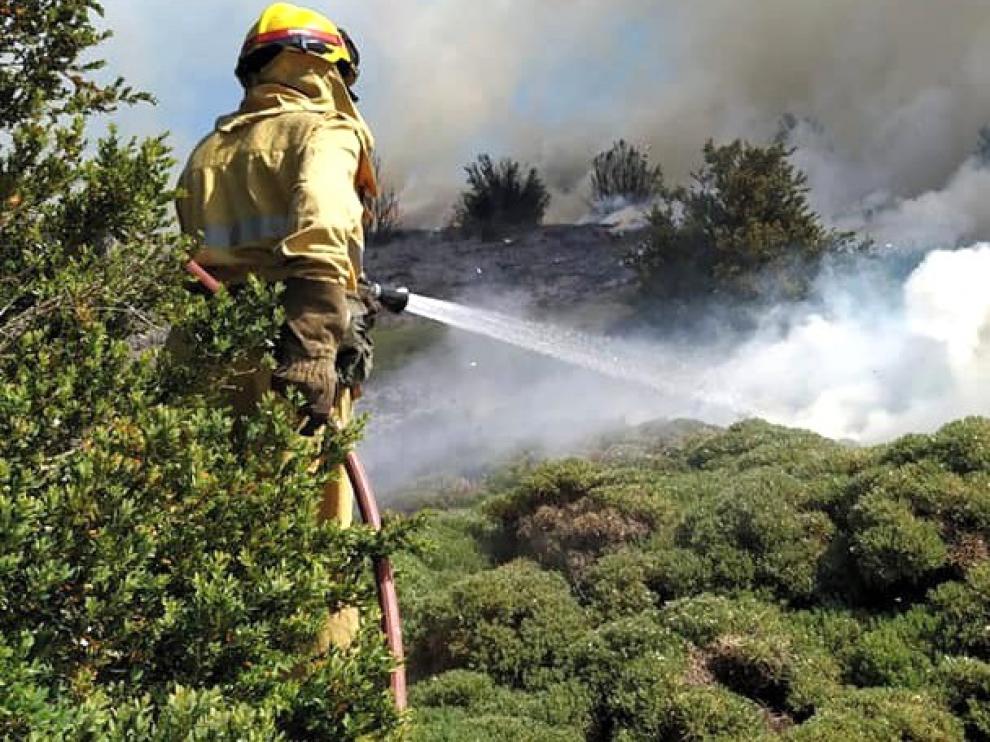 Un rayo calcina media hectárea de terreno en la falda del monte Oturia