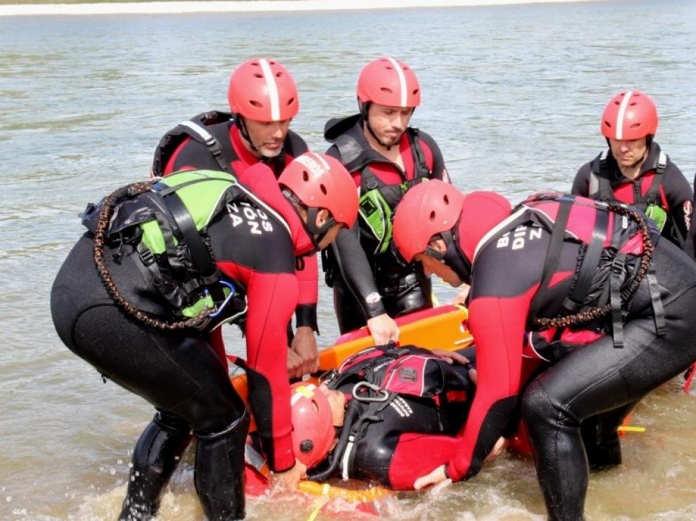 Los bomberos aragoneses se forman en rescate acuático con seguridad y eficacia