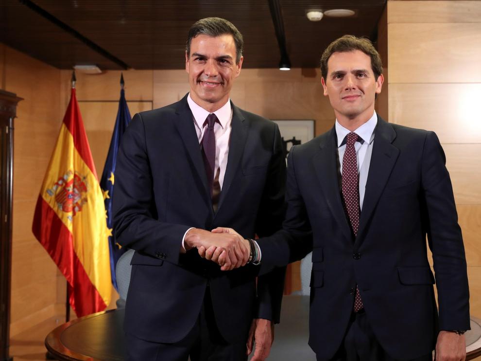Sánchez pide a Rivera y Casado que se abstengan