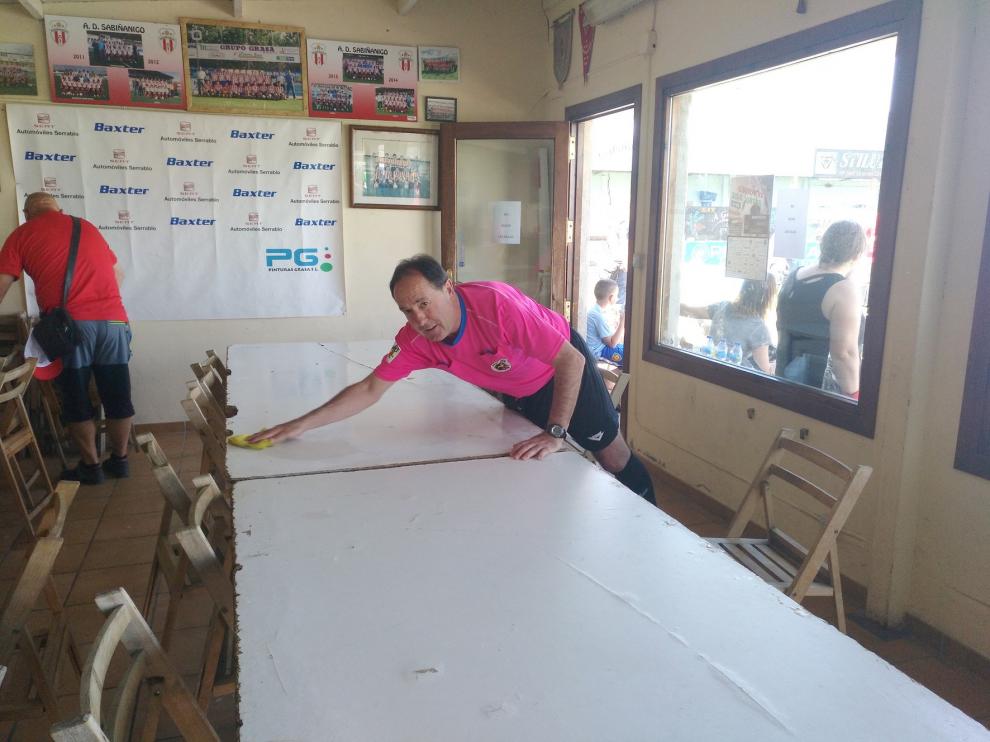 Y el árbitro sacó la amarilla...