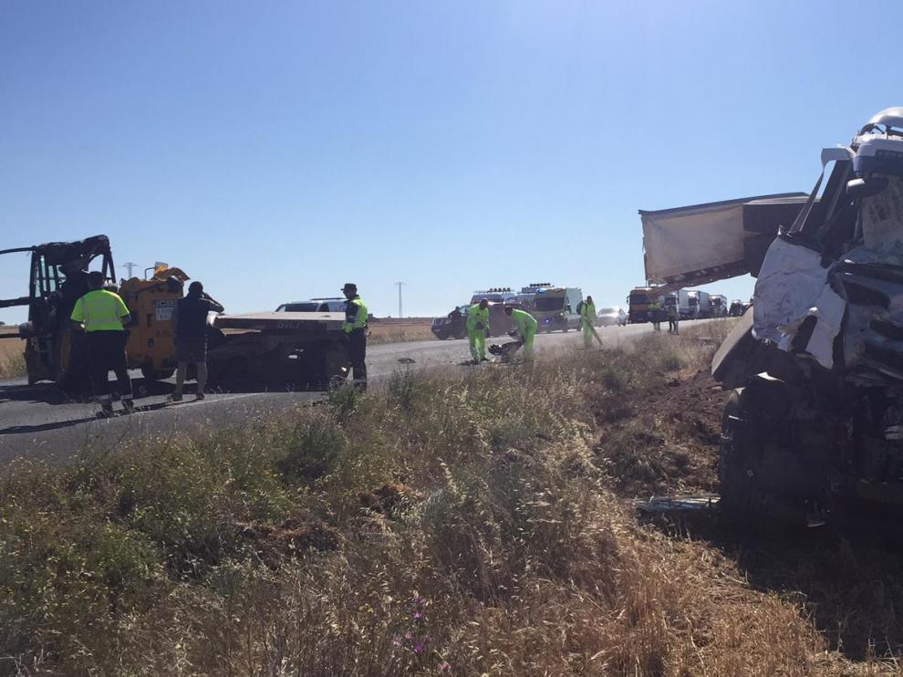 Dos heridos por la colisión de un tractor con un camión en la N-II, en Fraga