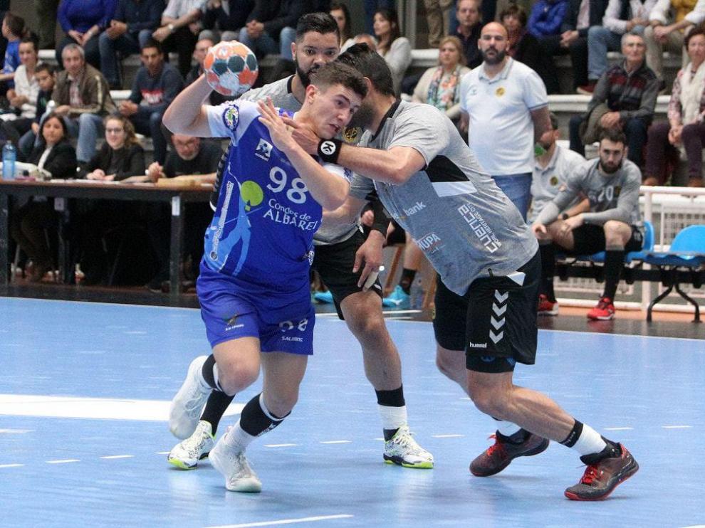 Sergio Pérez, un central joven y una apuesta de futuro del Bada Huesca