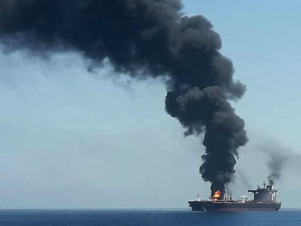 Un buque iraní rescata a los 44 tripulantes de los petroleros "atacados"