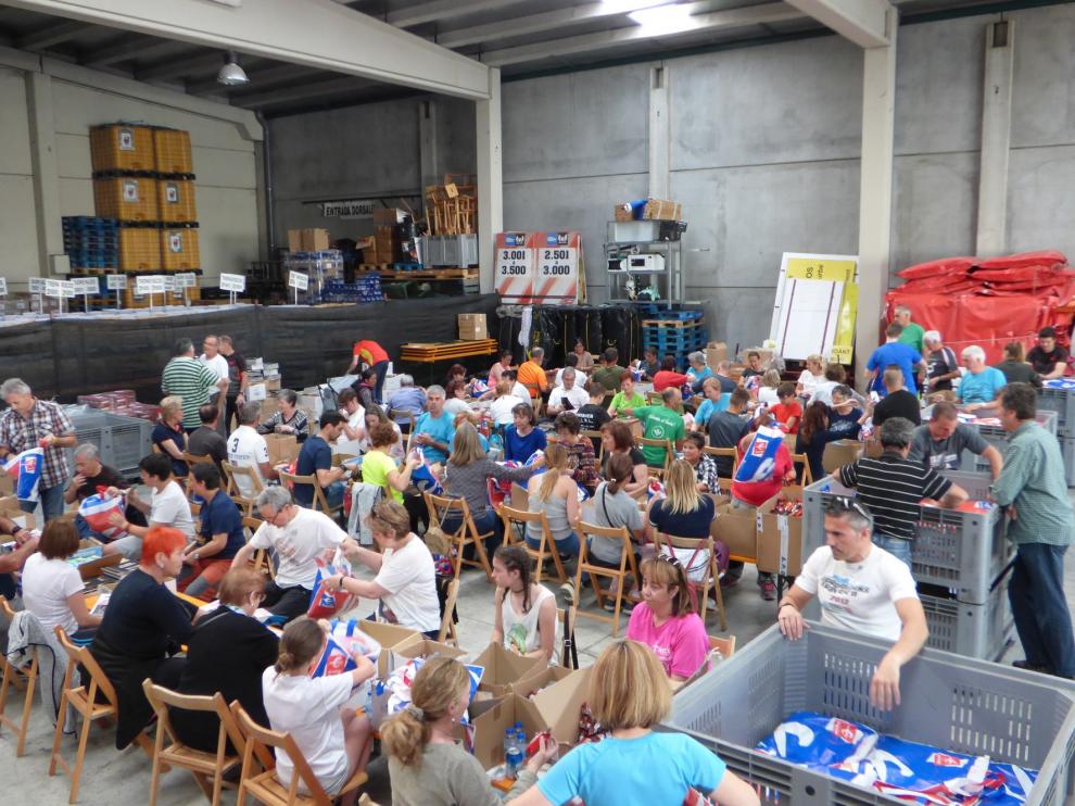 Los voluntarios preparan a todo ritmo las 11.500 bolsas para la Quebrantahuesos y Treparriscos