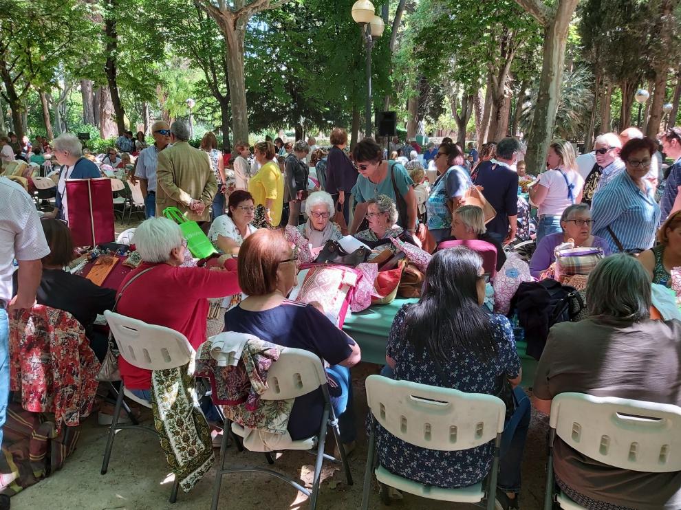 Más de 500 participantes acuden en Huesca al Encuentro de Bolillos "Osca"