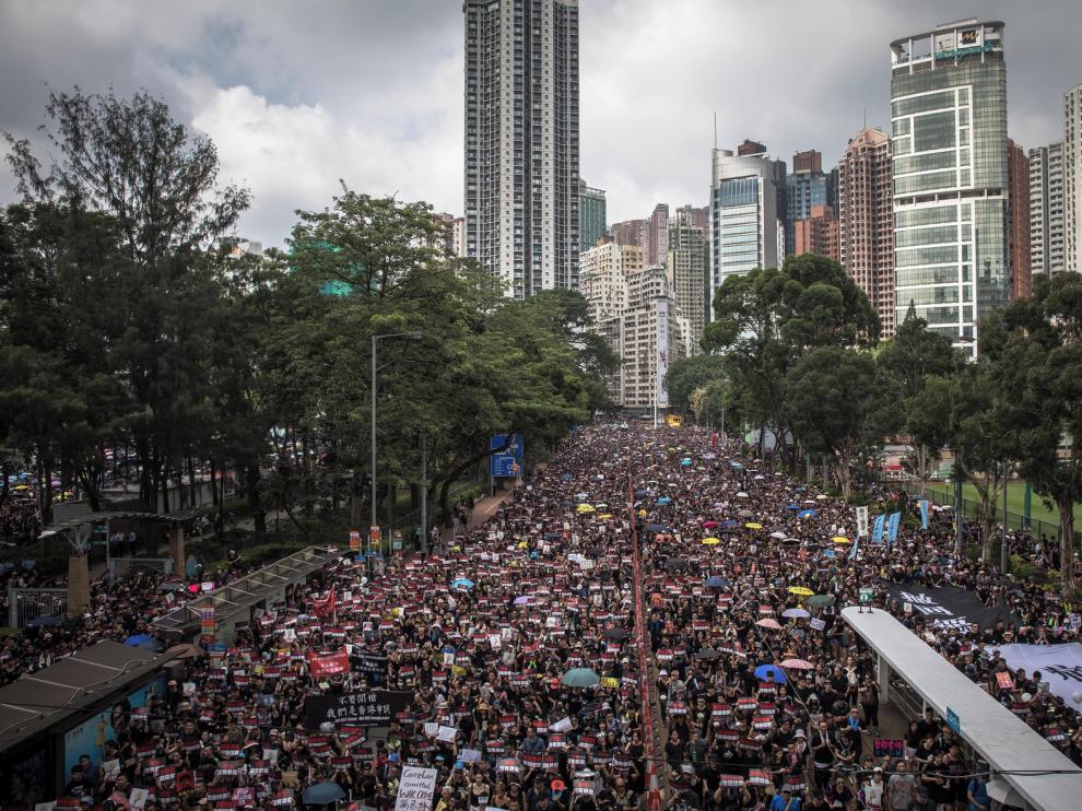 Una marea humana desborda Hong Kong reclamando libertades