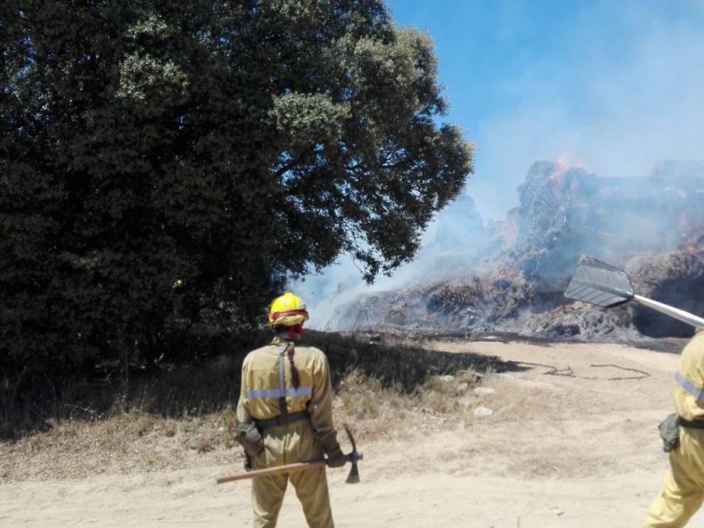Un incendio arrasa varias pacas de veza y media hectárea de carrascas cerca de Liesa