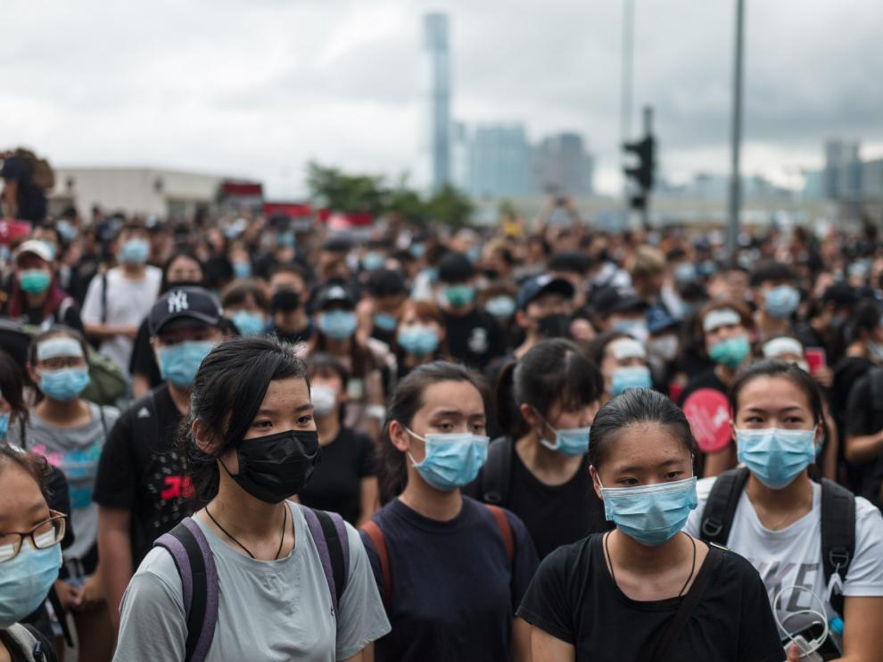 Los manifestantes marchan a la sede Ejecutivo de Hong Kong y piden la dimisión de la jefa de gobierno