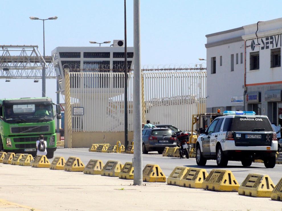 Al menos 40 detenidos en una batalla campal entre inmigrantes en el puerto de Ceuta