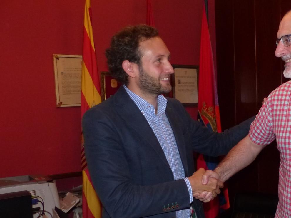 Álvaro Burrell traspasa el mando del Ayuntamiento de Monzón a Isaac Claver