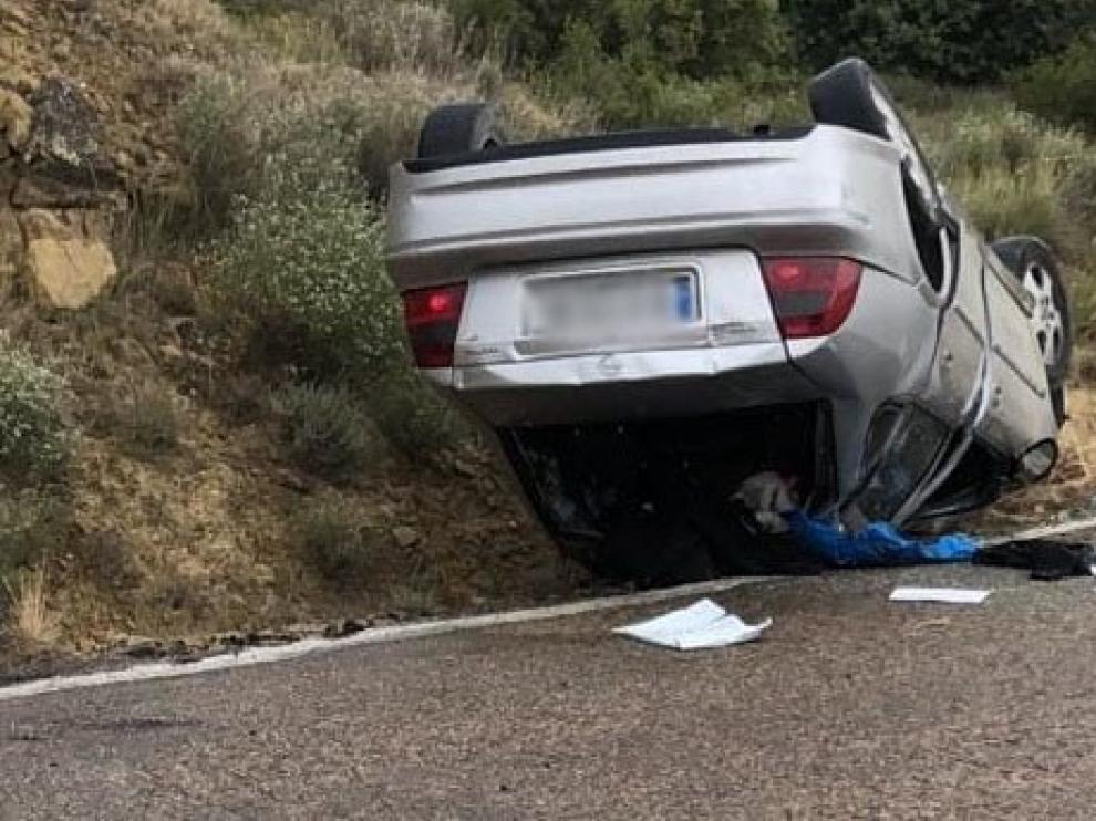 El vuelco de un vehículo evidencia el mal estado de la carretera de Apiés