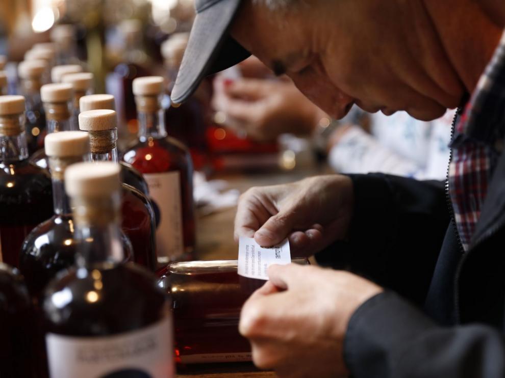 Las nuevas botellas del Pacharán solidario de Atades Huesca ya están en el mercado