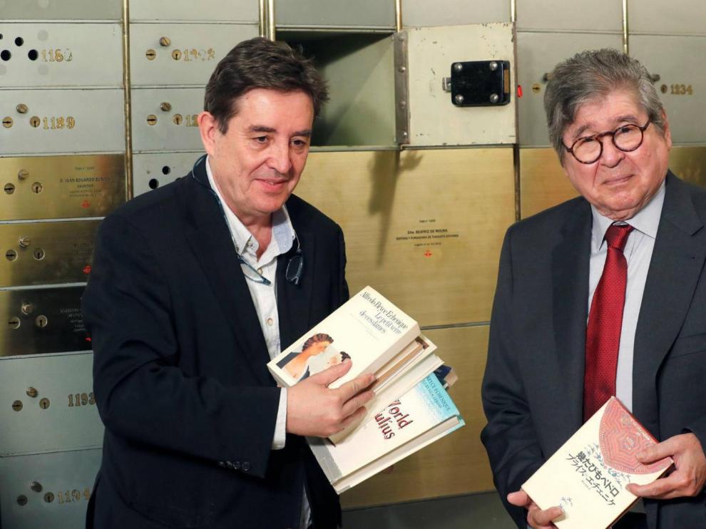 Bryce Echenique deposita varios libros dedicados en una caja para que se abra dentro de 100 años