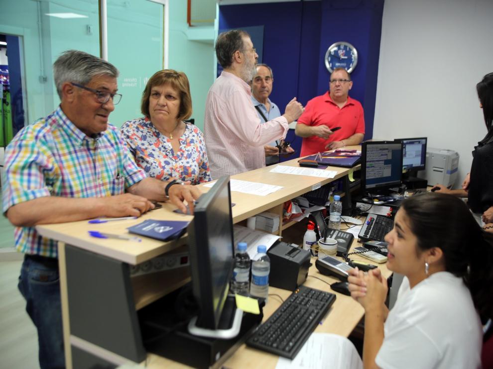 La campaña de abonados del Huesca arranca con sonrisas y un goteo constante de aficionados