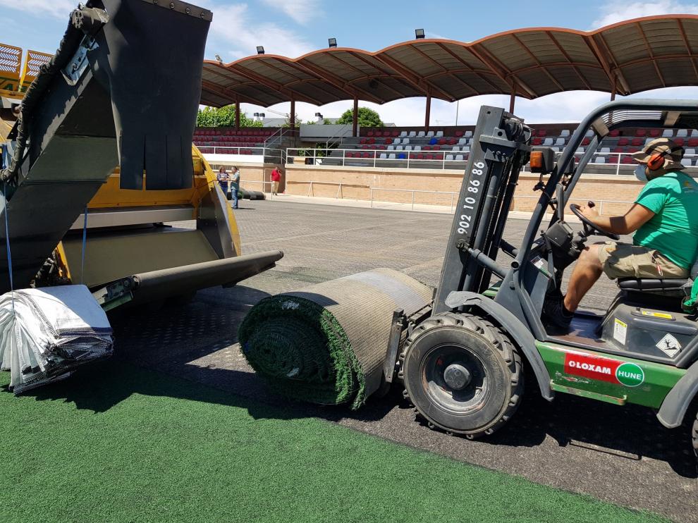 El campo de La Estacada de Fraga cambia de "alfombra" ante el deterioro que sufría