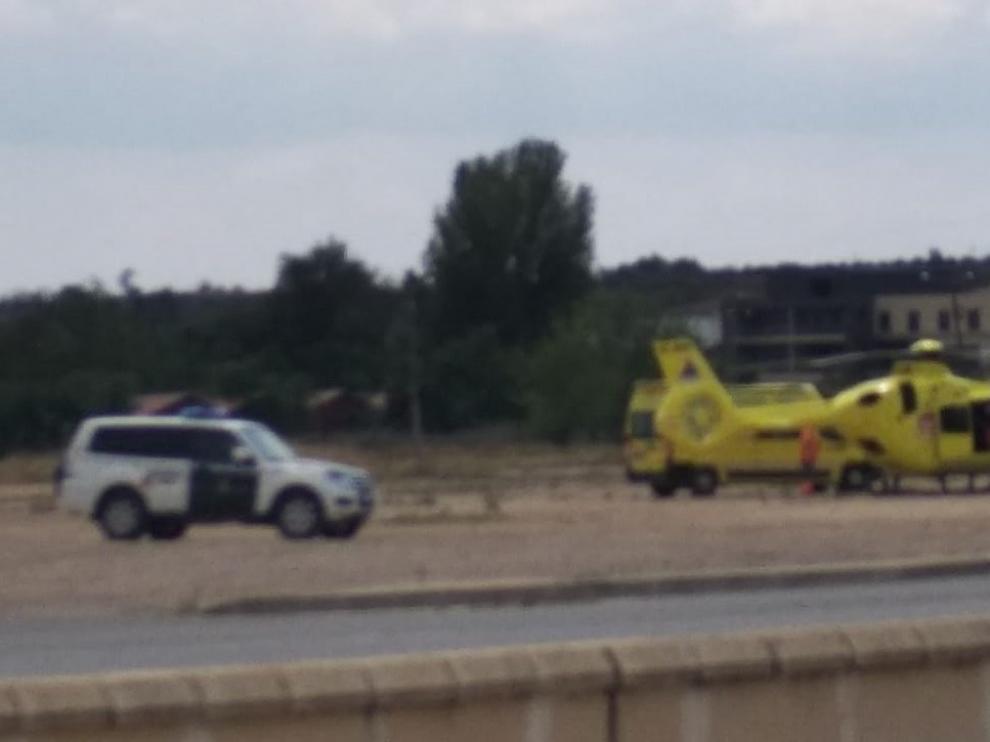 El helicóptero del 112 realiza un traslado de emergencia en Sariñena