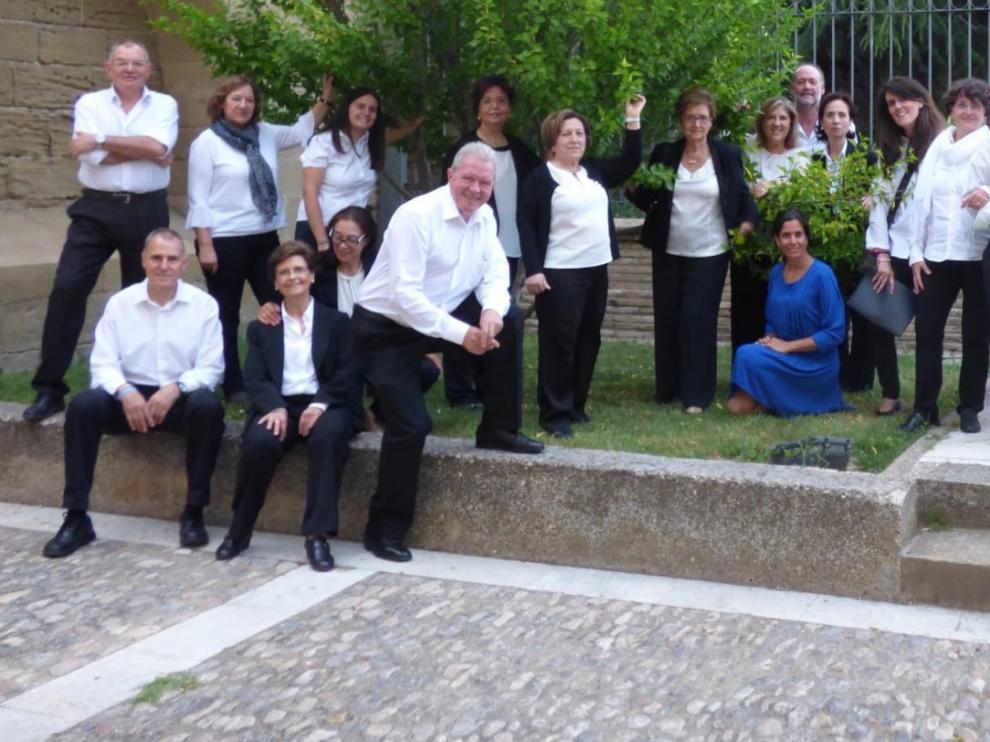 La Coral Diego de Pontac y Maite Aranzabal ensayan la misa-recital que ofrecerán en la iglesia Compañía