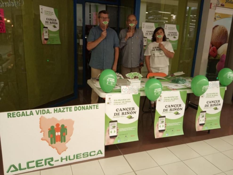 Mesa informativa sobre el cáncer de riñón en Huesca
