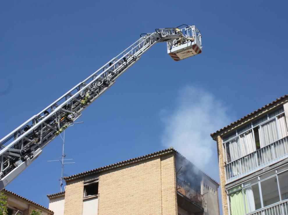 Incendio en el barrio del Perpetuo Socorro de Huesca, en una casa con bombonas de butano