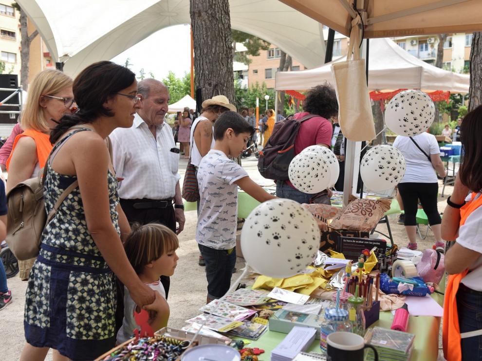 Jornada festiva en Huesca dando vida a lo que no se usa en un mercadillo solidario