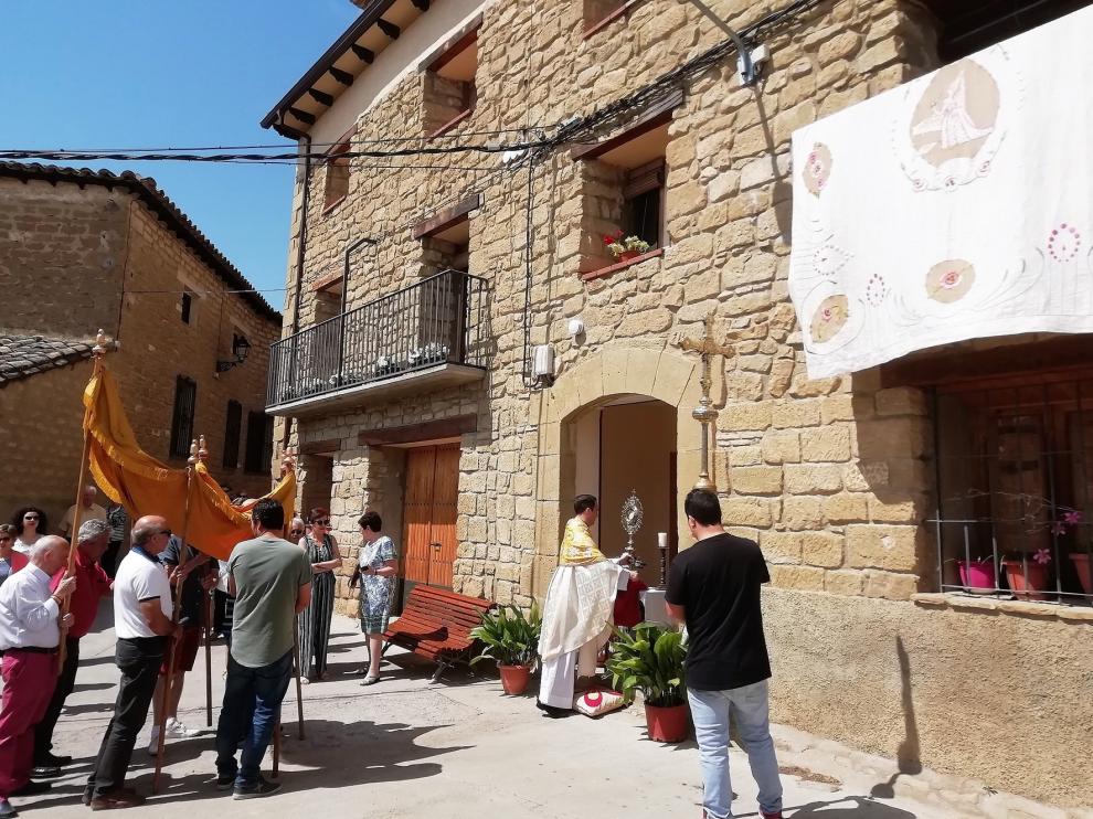 Los vecinos de Biscarrués celebran la festividad del Corpus Christi con gran intensidad